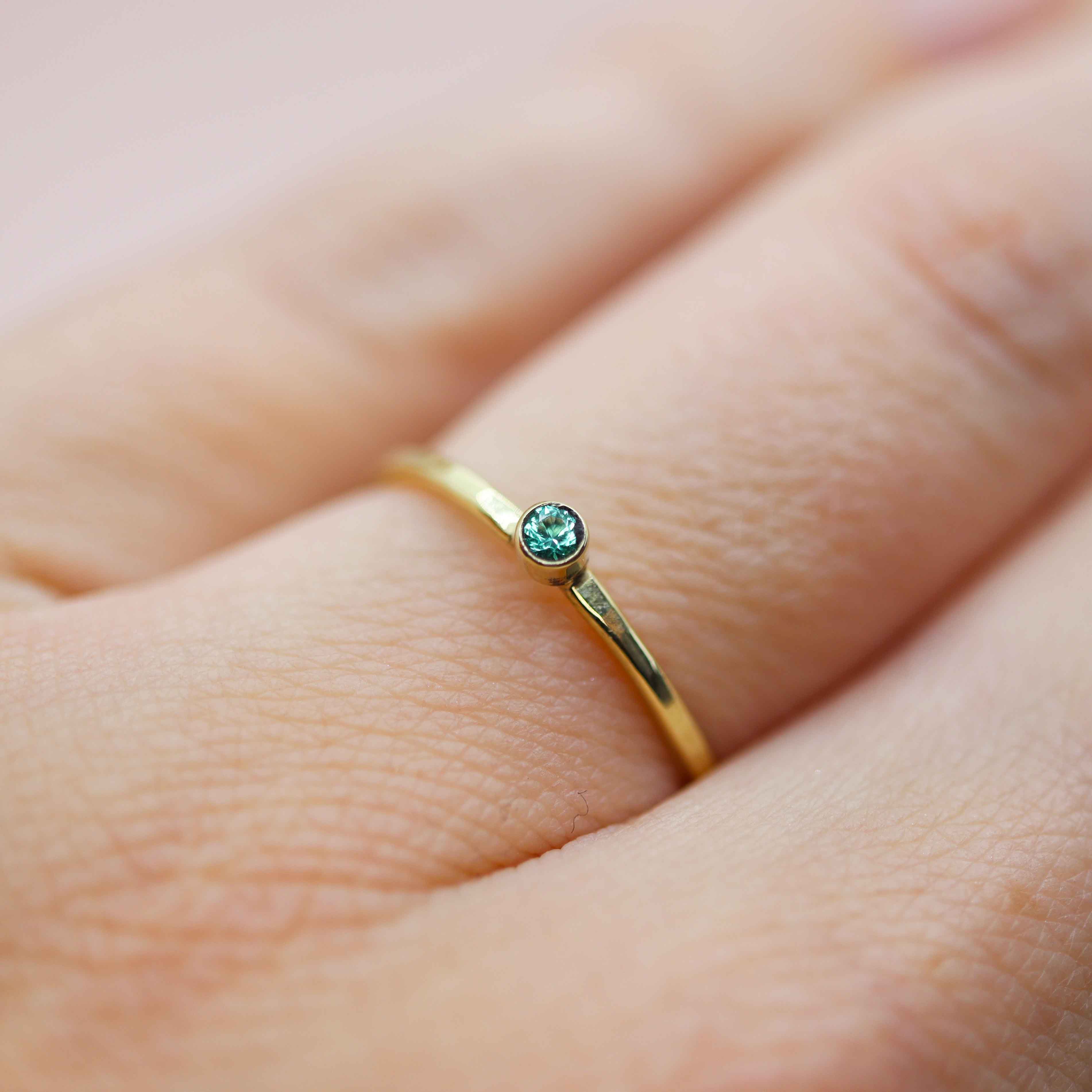 Vuil bijl uitspraak Smaragd 2mm 14kt goud ring - geboortesteen mei